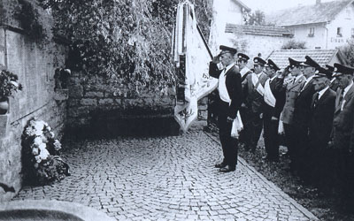 Totenehrung am Kriegerdenkmal mit Johann Draxinger als Hauptmann